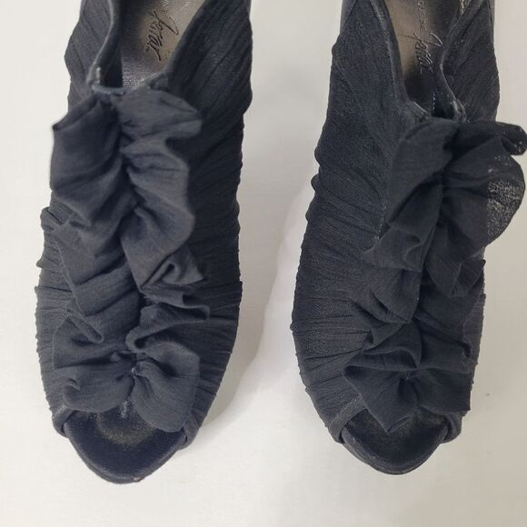 Jacqueline Ferrar Black Ruffle Zipper Back Stiletto Heels Size 7.5M - Picture 5 of 11